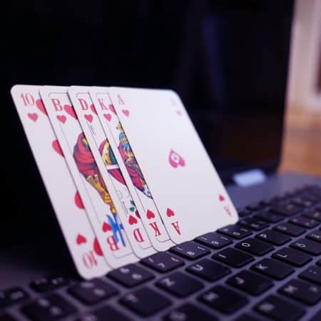 Transitioning from Live to Online Poker: Key Differences and Adaptation Strategies